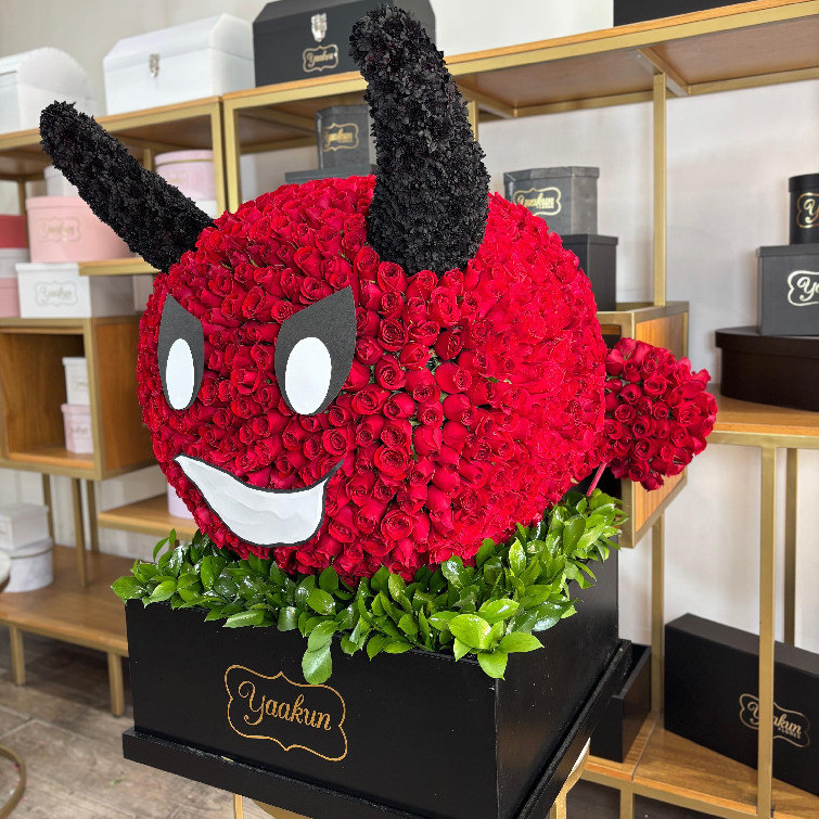ESCULTURA DE EMOJI DE 1000 ROSAS ROJAS