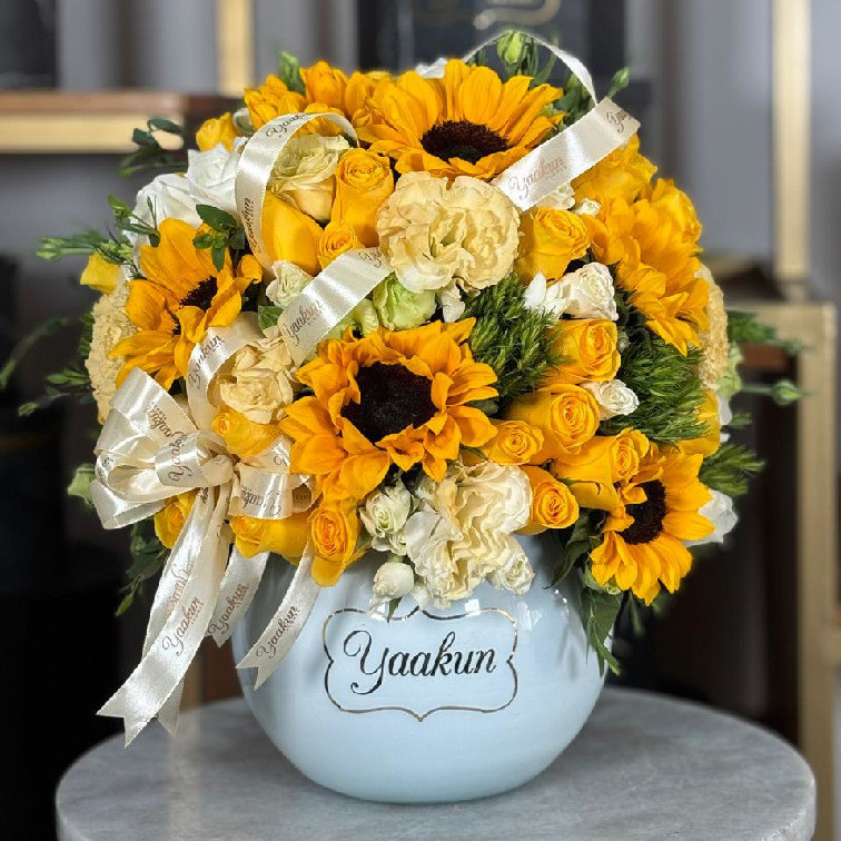 Esfera blanca con 50 rosas amarillas, green y girasoles