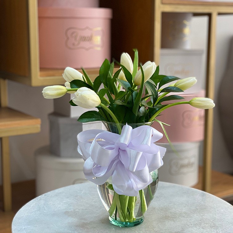 Florero con 10 tulipanes blancos y follajes