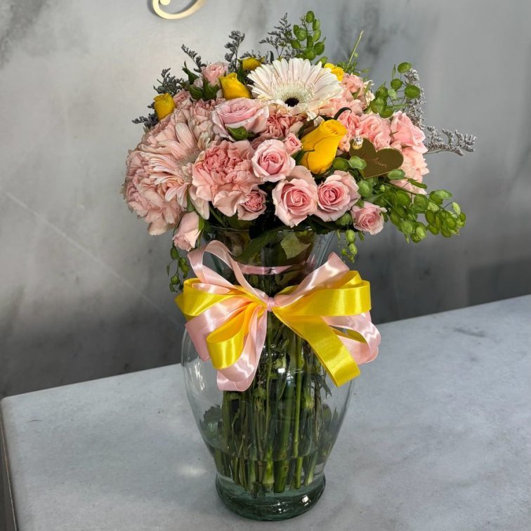 Jarrón con 50 rosas, clavel, baby rose y toques amarillos