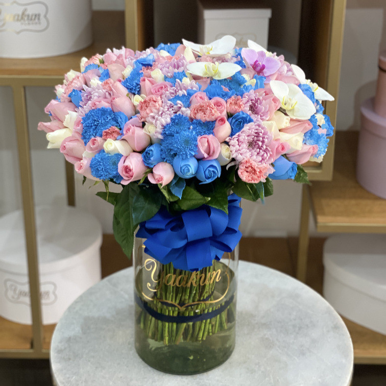 Jarron de 150 rosas rositas y azules con roxanas y orquideas