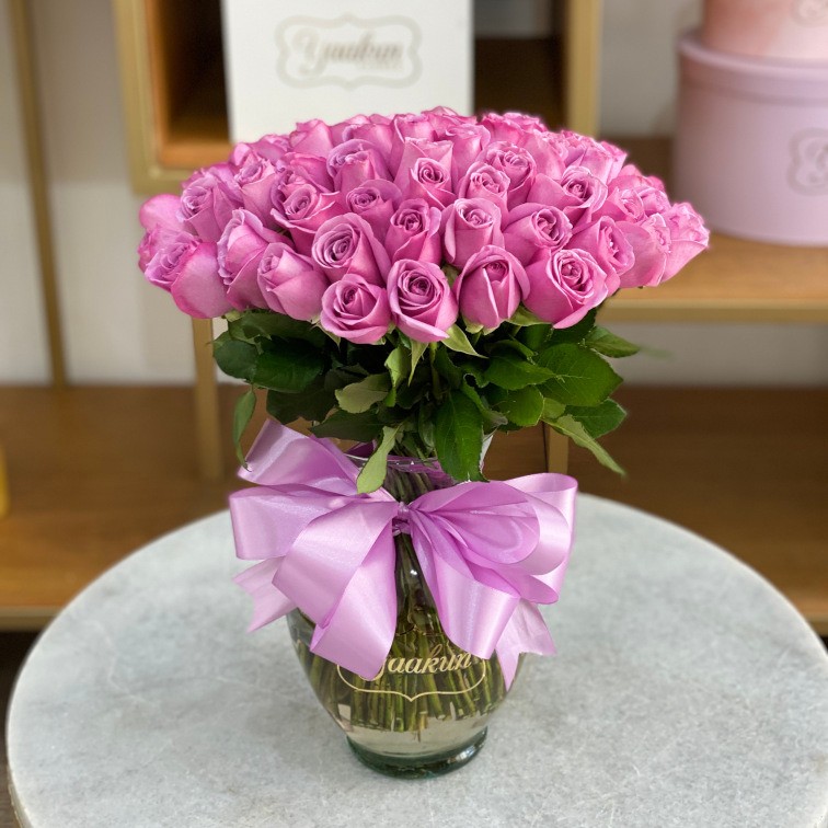 Jarrón de 50 rosas lilas
