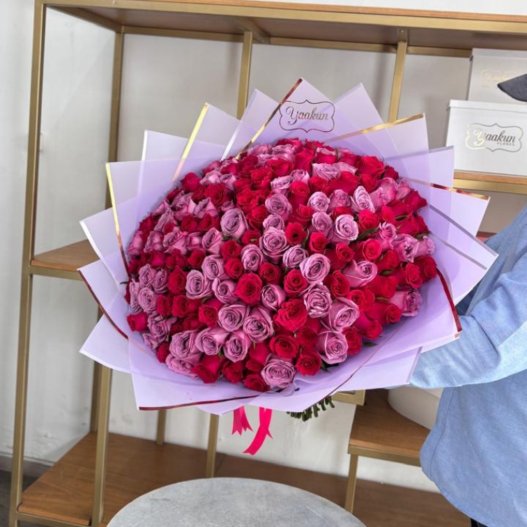 Maxi bouquet con 150 rosas lila y fucsia papel coreano