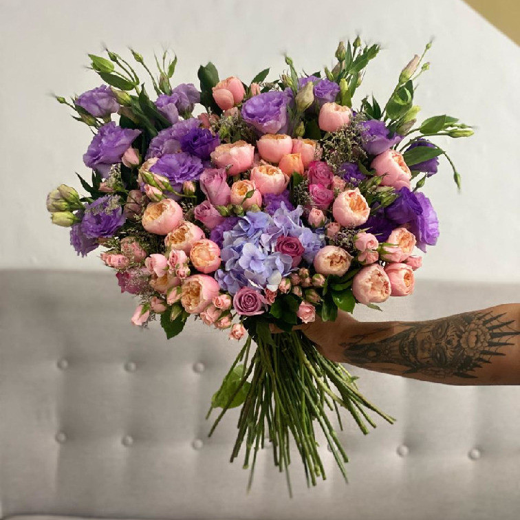 MAXI BOUQUET CON 40 ROSAS INGLESAS, LISIANTHUS, HORTENSIAS, ROSAS LILAS Y BABY ROSE