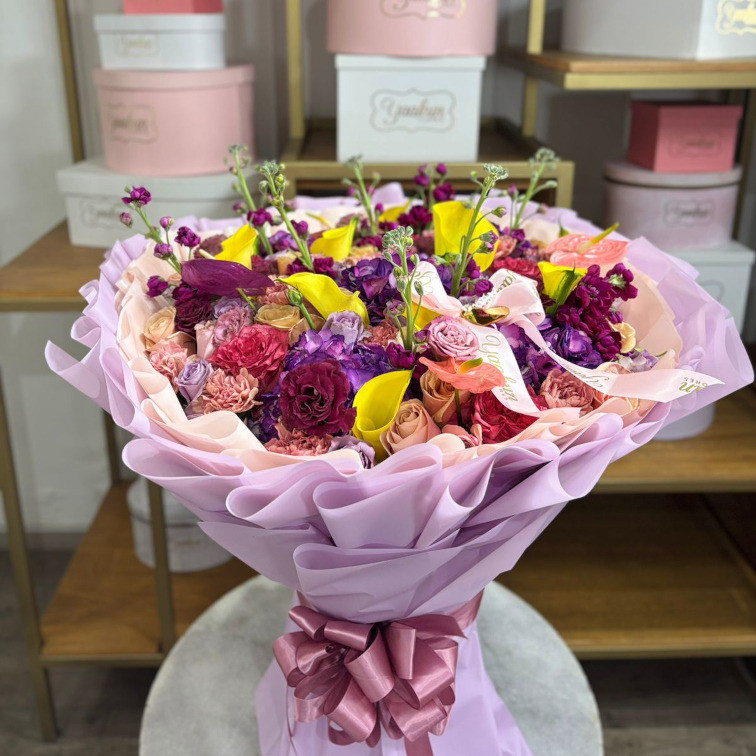 Maxi bouquet con 50 rosas colorido con calas amarillas