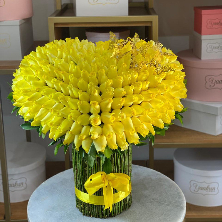 Maxi bouquet en forma de corazón con 300 rosas amarillas &7 mariposas