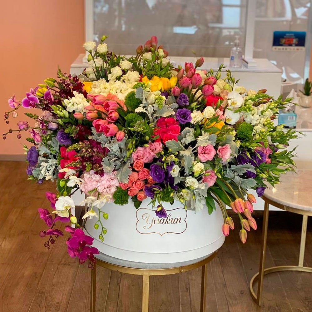 Maxi caja circular alegría con flores de temporada