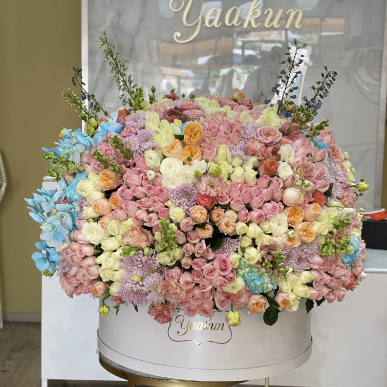 MAXI CAJA CIRCULAR BLANCA CON 700 ROSAS, LISIANTHUS, ROSAS INGLESAS, HORTENSIAS Y ORQUÍDEAS EN TONOS AZUL