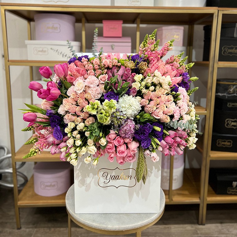 Maxi caja cuadrada blanca con 200 rosas, tulipán,perritos,baby rose, hortensias, lisianthus y follajes finos