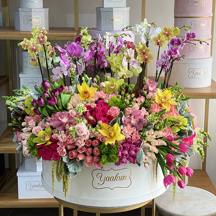 Maxi caja de flores finas en caja circular blanca