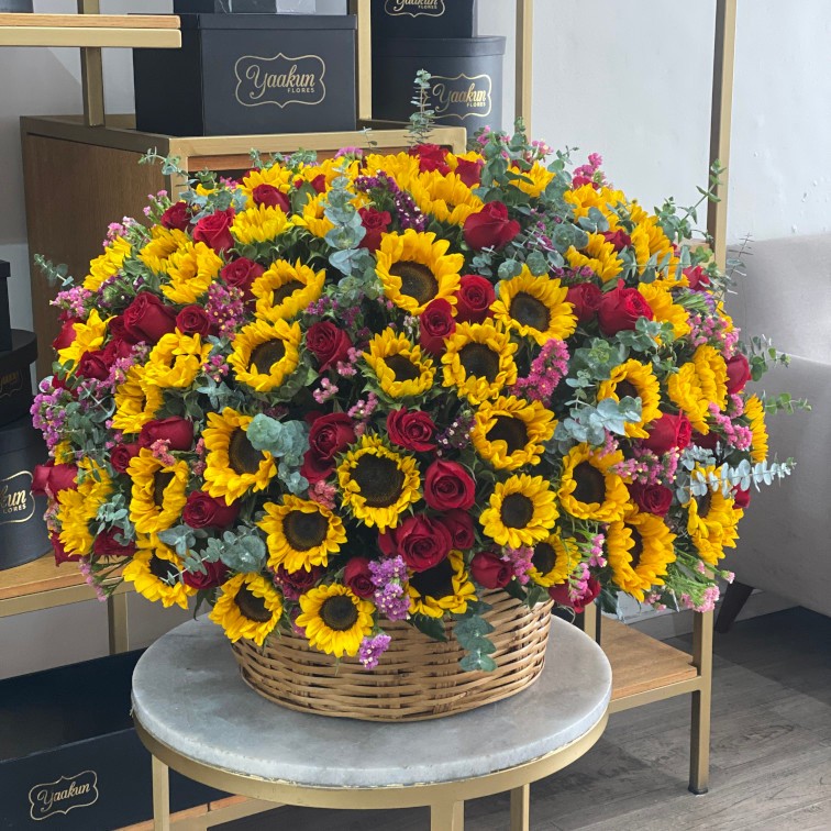 Maxi canasta de 100 girasoles con 100 rosas,dólar y leticia