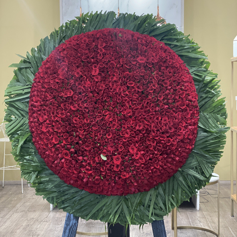 Maxi corona de 1000 rosas rojas con contorno de camedor