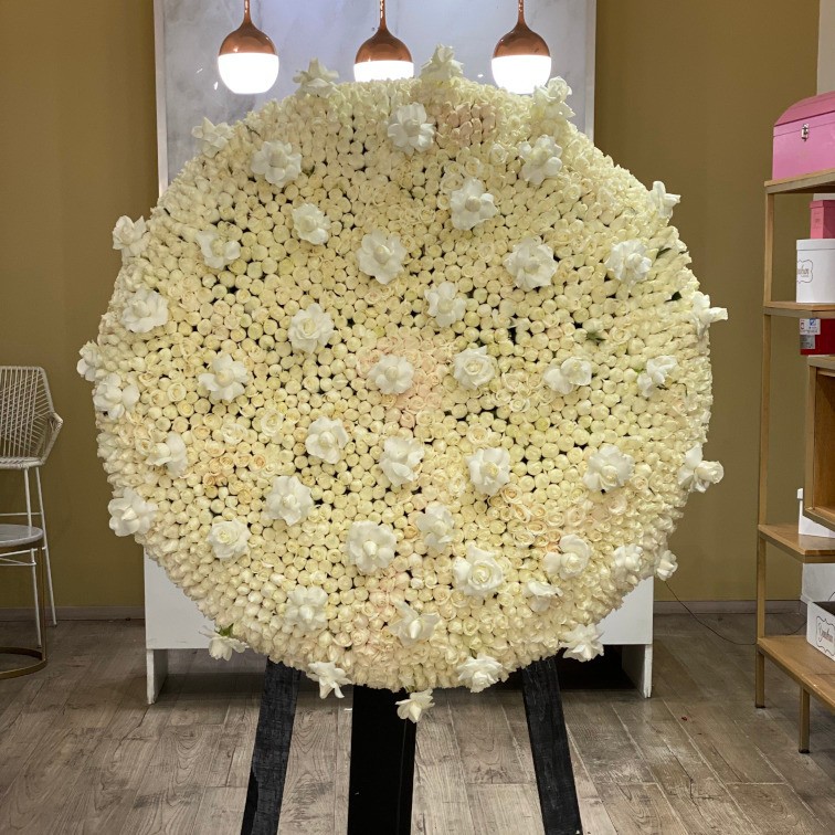 Maxi corona de 2500 rosas amor puro
