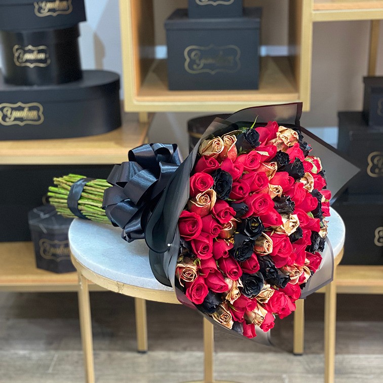 Maxi ramo 100 rosas red, black & gold con papel coreano