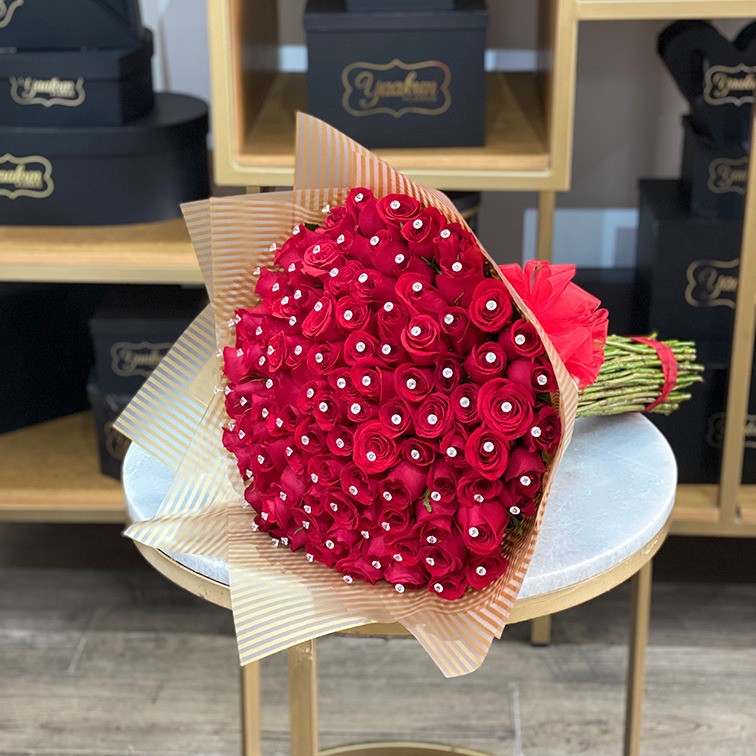 Maxi ramo de 100 rosas rojas con pines y papel coreano