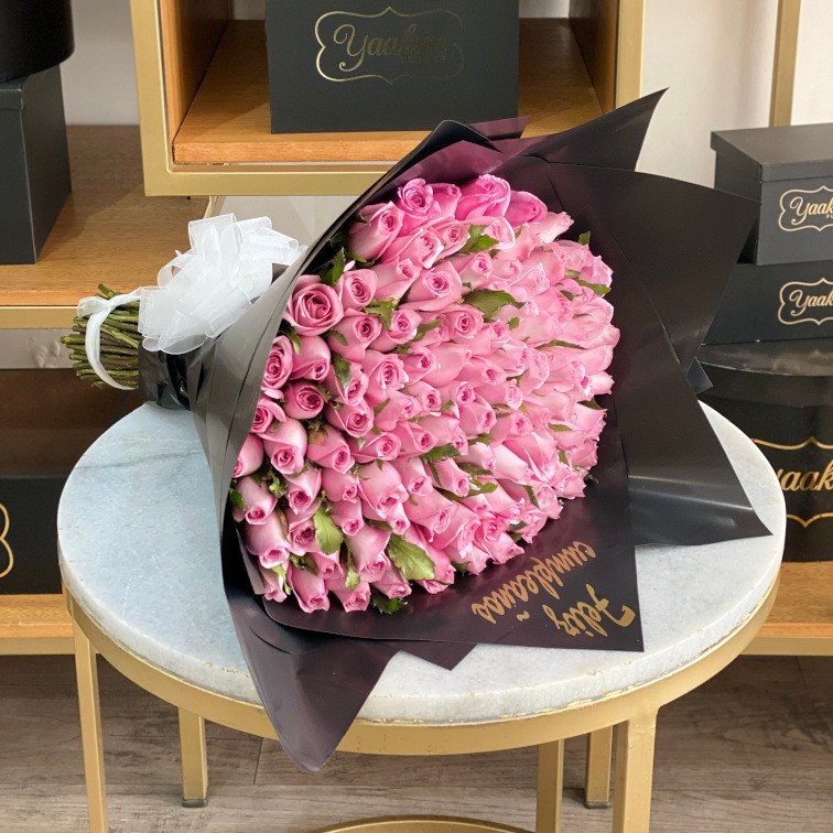 Maxi ramo de 100 rosas amor lila papel negro