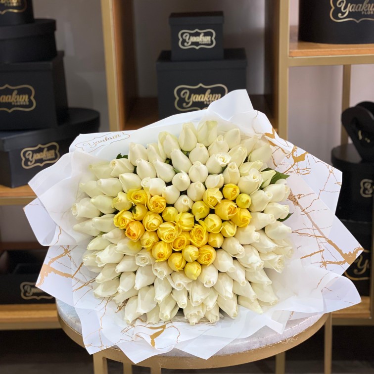 Maxi ramo de 100 rosas blancas corazón amarillo en yute