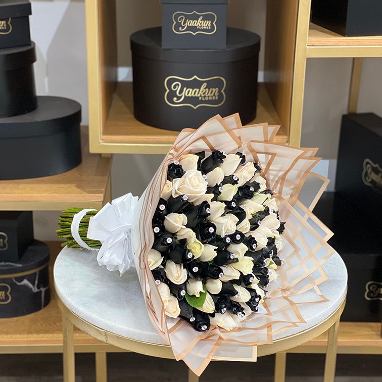 Maxi ramo de 100 rosas blancas y negras con pines en papel coreano