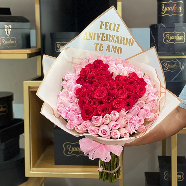 Maxi ramo de 100 rosas corazón rojo y contorno rositas con papel coreano
