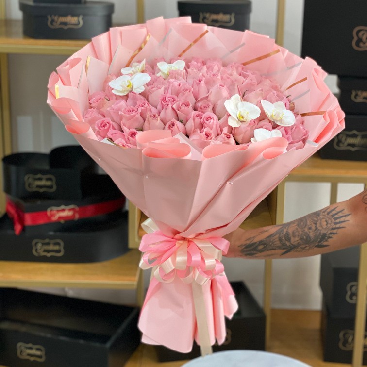 Maxi ramo de 100 rosas dolomi con 5 phalenosis blancas con papel coreano