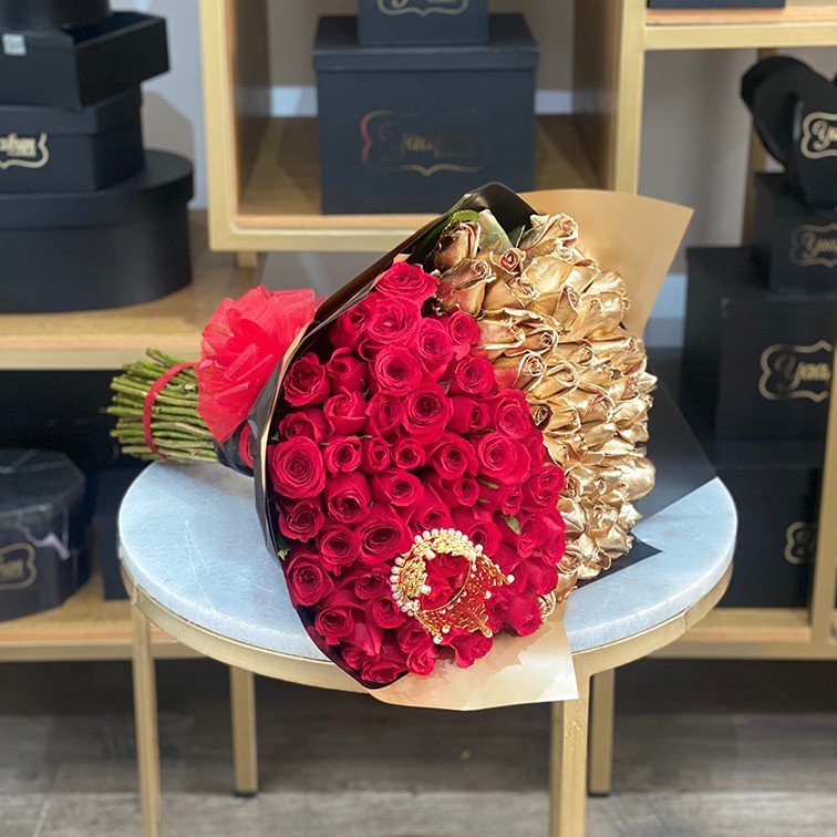 Maxi ramo de 100 rosas gold & red my queen en papel dorado