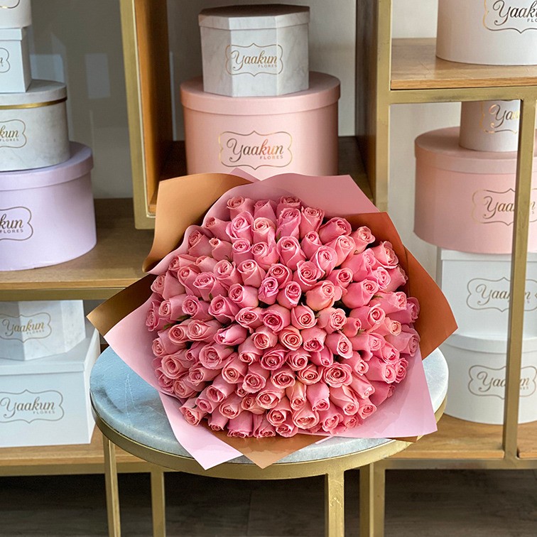 Maxi ramo de 100 rosas hermosas con papel coreano