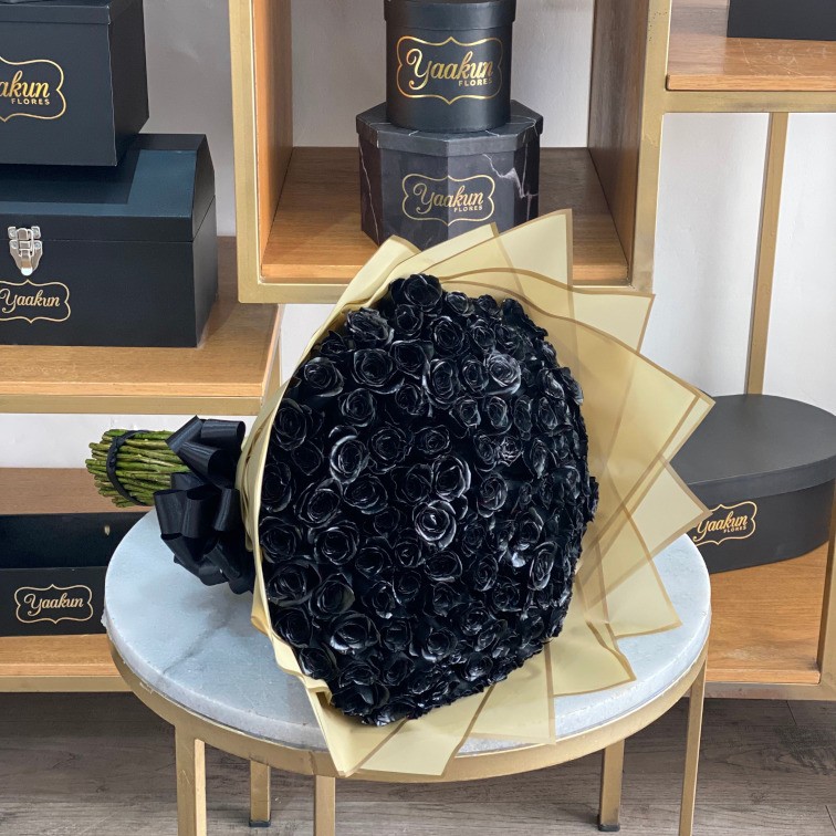 Maxi ramo de 100 rosas negras con papel coreano