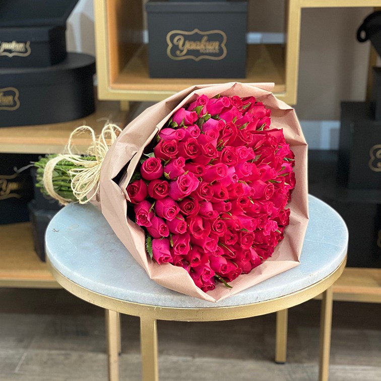 Maxi ramo de 100 rosas rojas & fucsia en papel destraza
