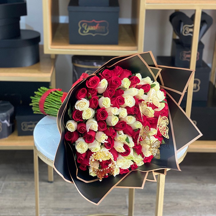 Maxi ramo de 100 rosas rojas y blancas con 4 mariposas y coronita con papel coreano