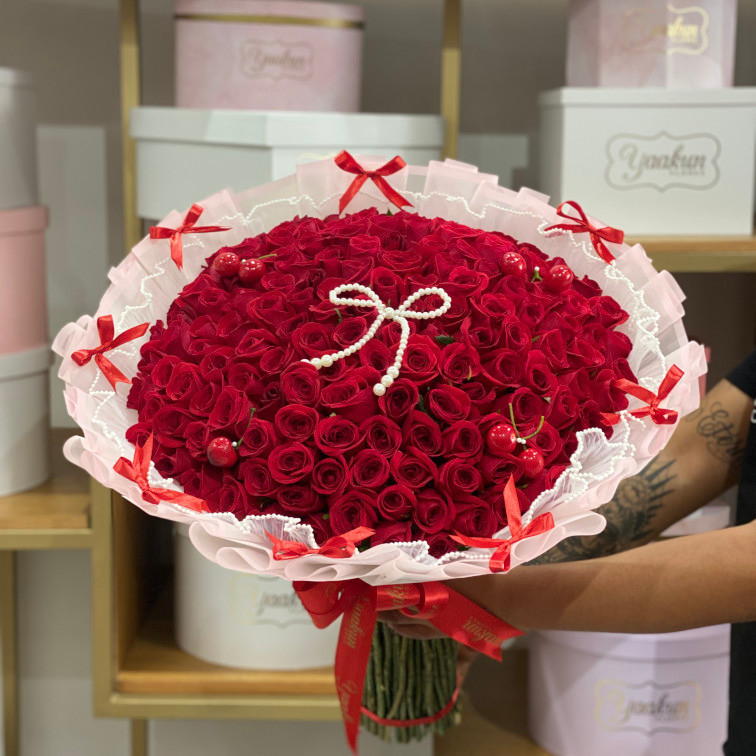 Maxi ramo de 150 rosas rojas con maya,cerezas, moñitos y papel coreano