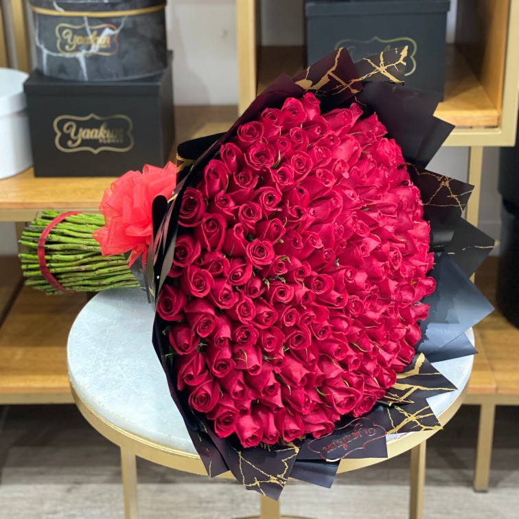 Maxi ramo de 200 rosas rojas con papel coreano