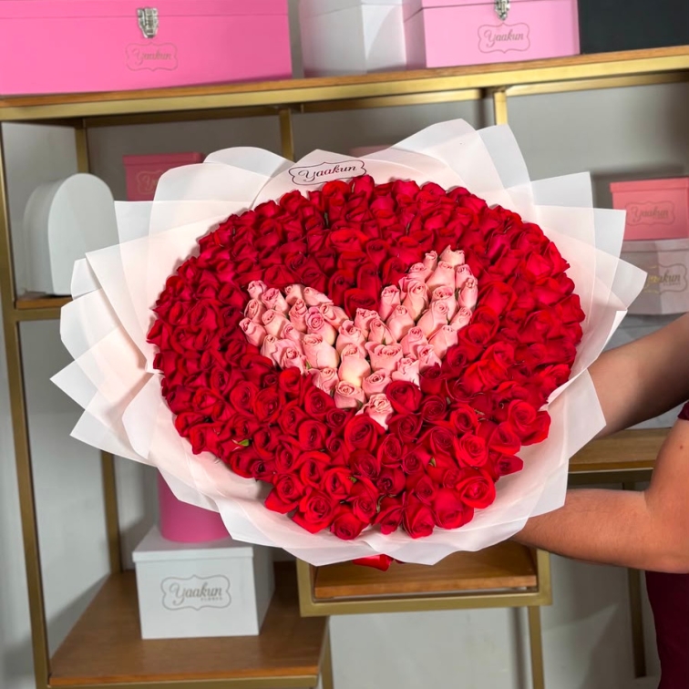Maxi ramo de 200 rosas rojas corazón rosita al centro