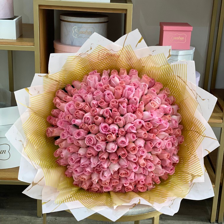 Maxi ramo de 200 rosas tonos rositas pastel con papel coreano
