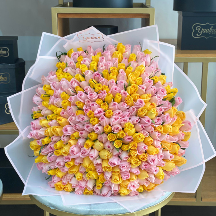 MAXI RAMO DE 300 ROSAS AMARILLAS & ROSITAS CON PAPEL COREANO