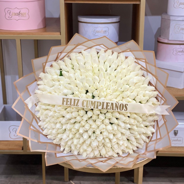 Maxi ramo de 300 rosas blancas con papel coreano