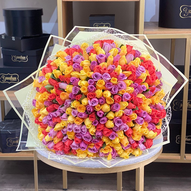 Maxi ramo de 300 rosas naranja, amarillo y lila con papel coreano y malla