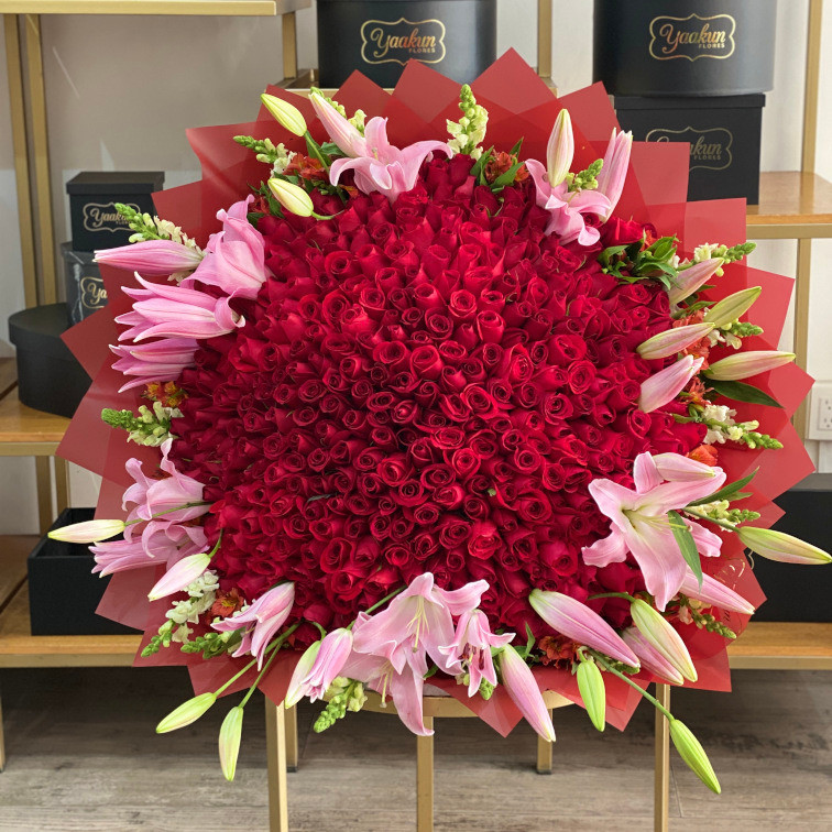 Maxi ramo de 400 rosas rojas con flores orientales, perritos y alstromeria con papel coreano