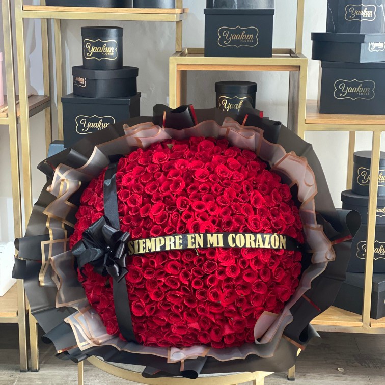 Maxi ramo de 400 rosas rojas y papel negro y moño