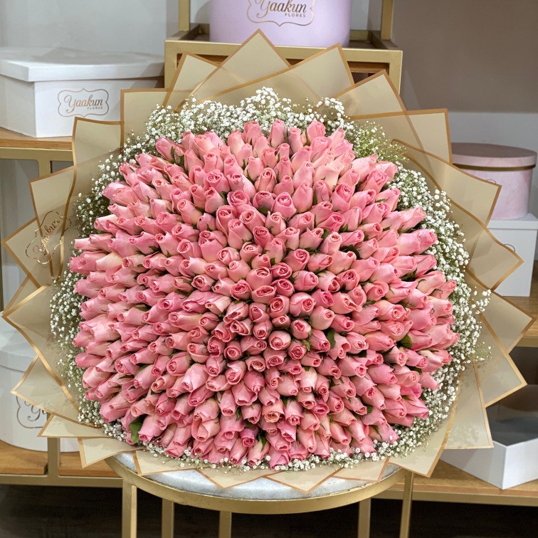 Maxi ramo de 400 rosas rositas con gypso y papel coreano