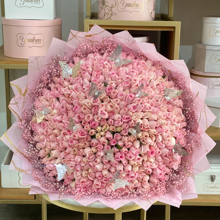 Maxi ramo de 500 rosas rositas amor sweet con 12 mariposas y gypso