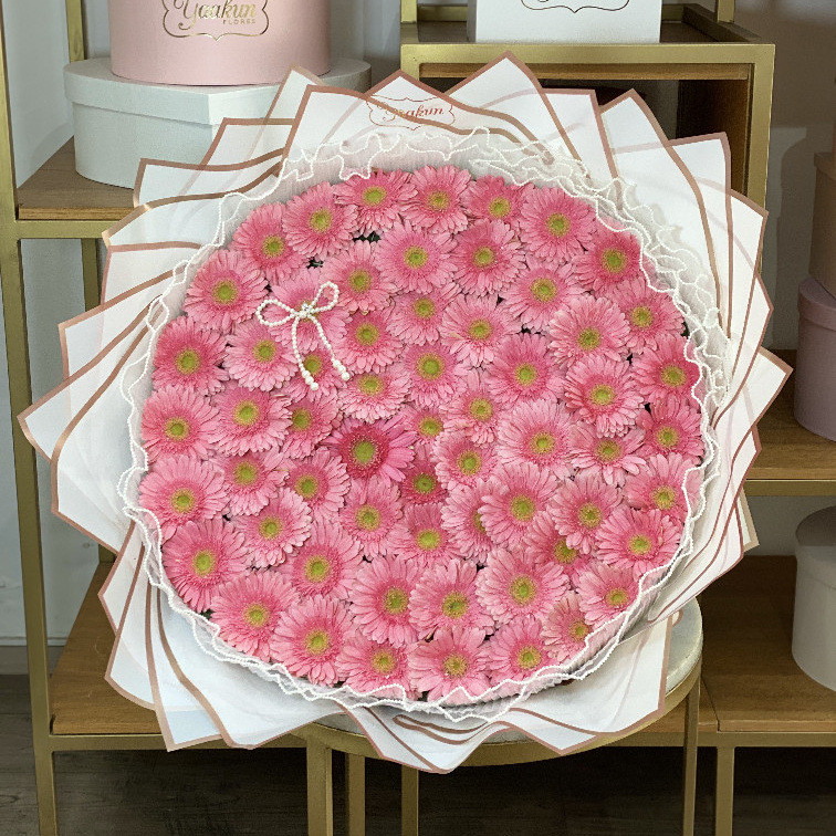 MAXI RAMO DE 60 GERBERAS PINK CON MALLA Y PAPEL COREANO