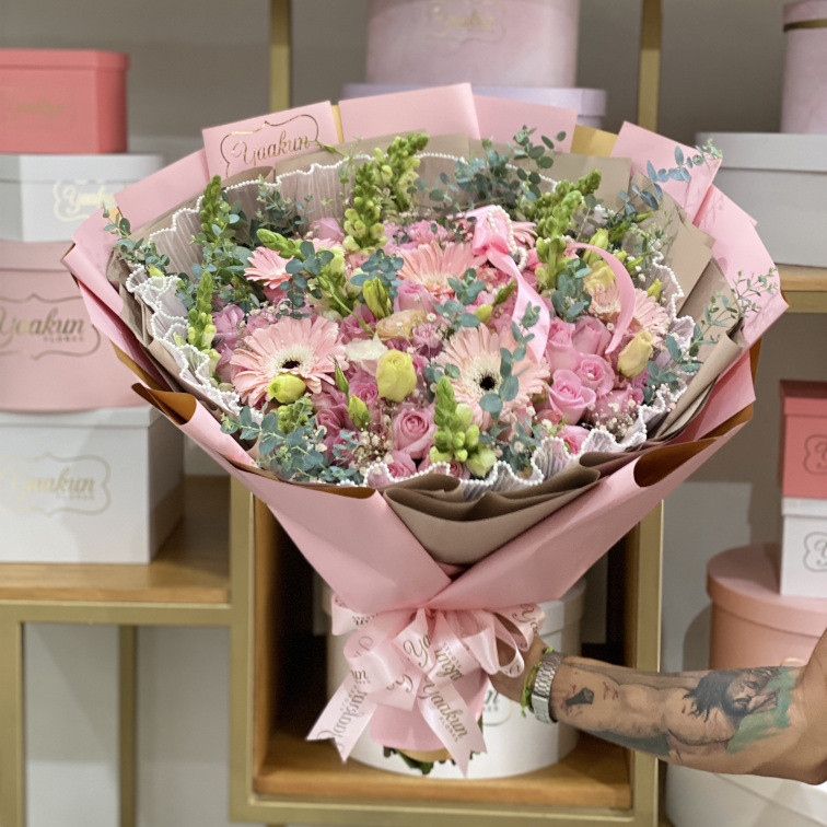 MAXI RAMO DE 75 ROSAS, GERBERAS, LISIANTHUS, TOQUES DE PERRITOS Y GUNY CON PAPEL COREANO Y MAYA