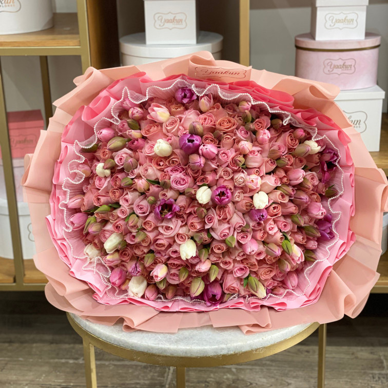 Maxi ramos de 200 rosas rositas & 100 tulipanes