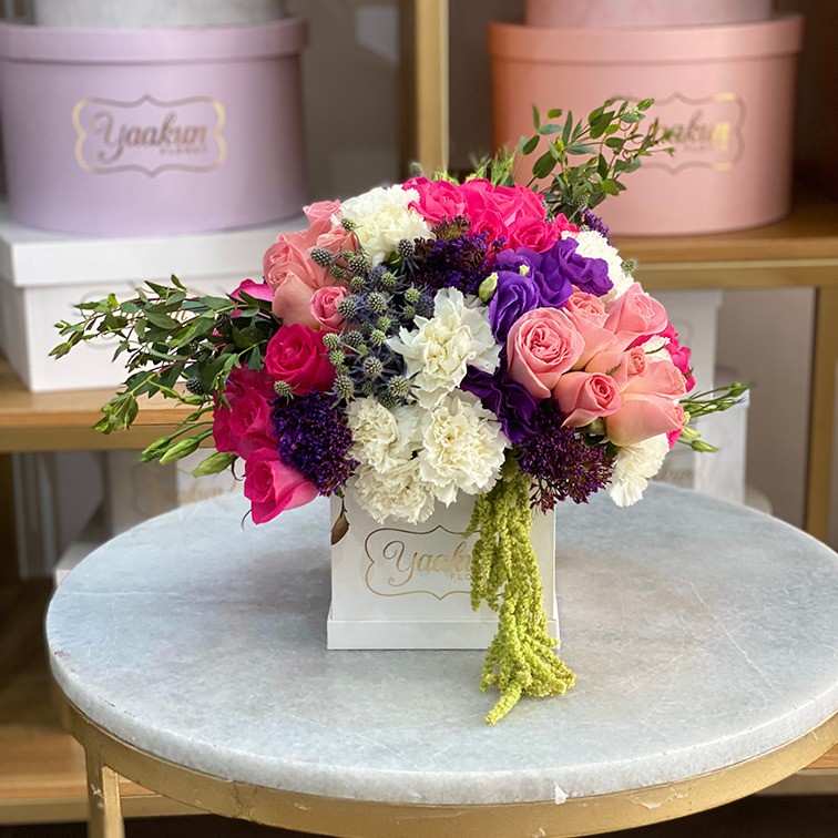 Mini caja cuadrada blanca con 50 rosas, clavel, lisianthus y follajes