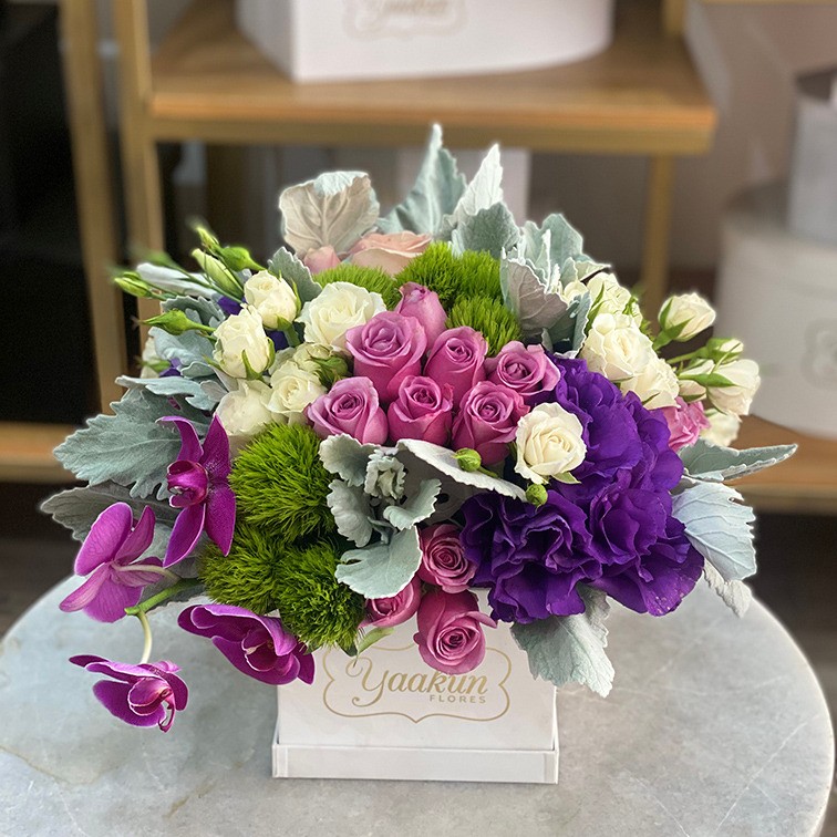 Mini caja cuadrada blanca con tonos lila, blancos y morados