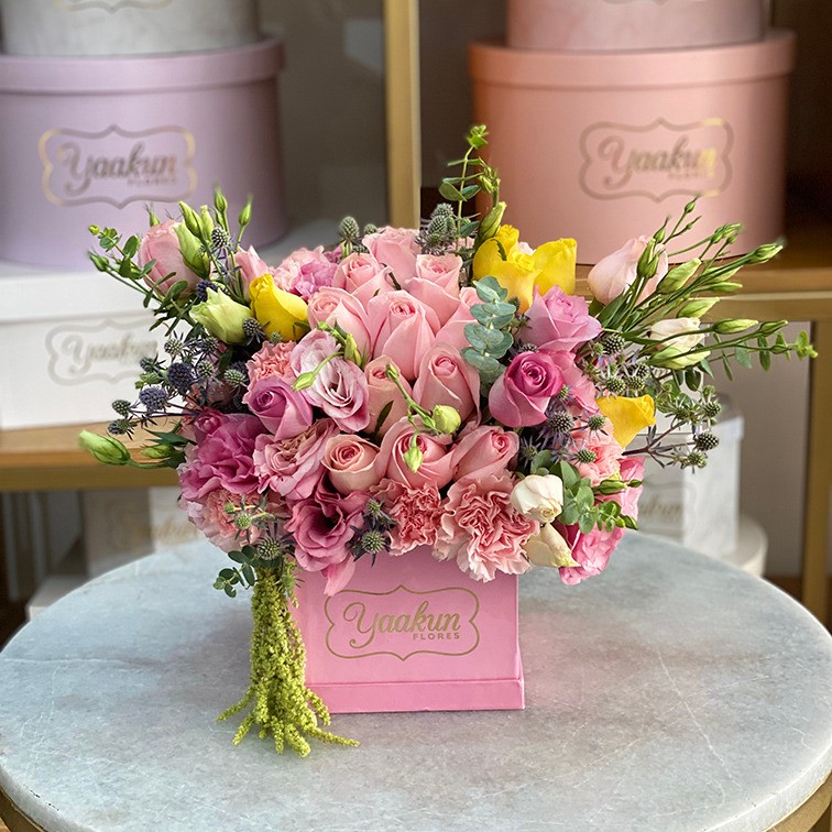 Mini caja cuadrada rosita con 60 rosas, clavel, lisianthus y follajes