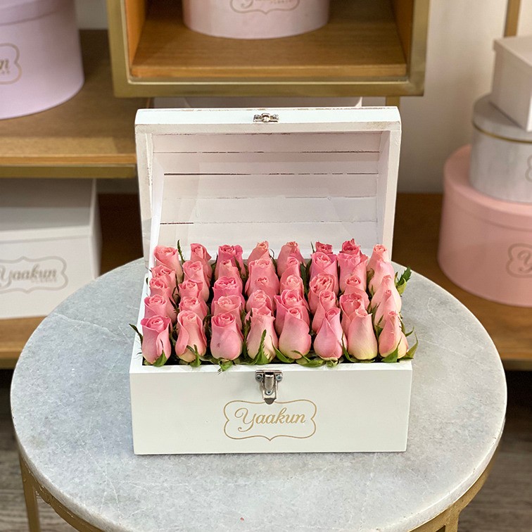 Mini cofre blanco con boton salido rosa hermosa