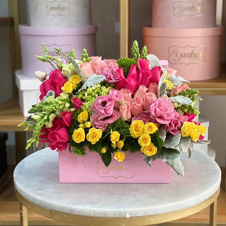 Mini cofre rosita con 36 rosas, perritos,hortensias lisianthus y follajes finos