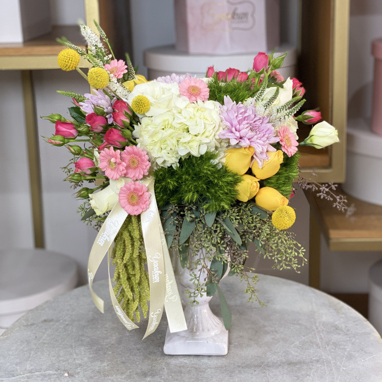 Mini copa de cerámica blanca con 24 rosas, green,baby rose,craspedia, roxana y verónica y mini gerbera