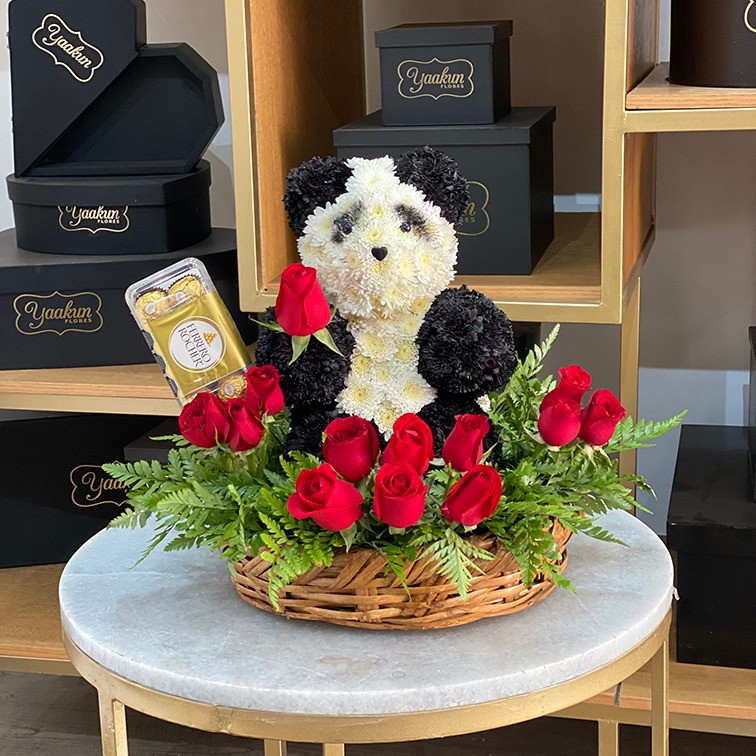IMAGEN de OSITO PANDA ENAMORADO EN CANASTA CON FERRERO